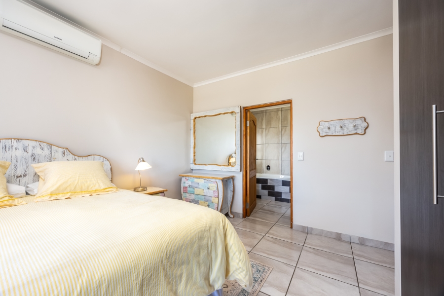 6 Bedroom Property for Sale in Zevenzicht Western Cape